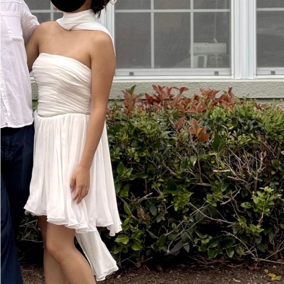 Short White chiffon dress with neck scarf - Picture 7 of 9